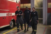 (v.l.n.r.) Travis Montgomery (Jay Hayden); Dean Miller (Okieriete Onaodowan); Victoria Hughes (Barrett Doss)