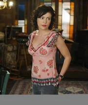 Wenn zwei Vollmonde innerhalb eines Kalendermonats anfallen, dann wird der zweite Vollmond auch "Blauer Mond" genannt. Und genau der ist dafür verantwortlich, dass sich Phoebe (Alyssa Milano) Piper, und Paige in unberechenbare Bestien verwandeln ...