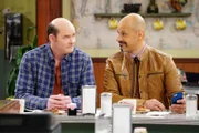 Nachdem Fawz (Maz Jobrani, r.) einen hohen Scheck von Tush (David Koechner, l.) in seinem Waschsalon findet, versucht er herauszufinden, was Tush für so viel Geld wirklich machen musste ...