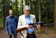 Leonard (Christian Feist, l.) ist sich sicher, dass sein Vater Friedrich (Dietrich Adam, r.) Patrizia umbringen wollte.