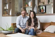 Aus Patti Bakers Haus schaffen Chip (l.) und Joanna (r.) mit viel Liebe zum Detail ein neues, gemütliches Zuhause für die Witwe ... Aus Patti Bakers Haus schaffen Chip (l.) und Joanna (r.) mit viel Liebe zum Detail ein neues, gemütliches Zuhause für die Witwe ...