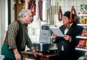 Opa Stangl (Peter Steiner) ist sauer auf das Gewerbeaufsichtsamt. Der „Schnüffler“ (Pit Krüger) soll den Stanglwirt unter die Lupe nehmen.