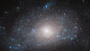 Die Balkenspiralgalaxie NGC 5585, aufgenommen vom Weltraumteleskop Hubble, soll einen ungewöhnlich hohen Anteil Dunkle Materie besitzen.