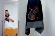 Seidentücher für Männer darf Merouane während des Praktikums bei Hermes auch anprobieren.