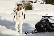 Verzweifelt und erschöpft macht sich Natalie (Emilia Bernsdorf) noch einmal auf den Weg zur Glaser-Hütte.