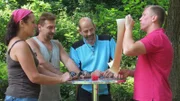 Von links: Eva-Maria, Klaus, Hans Peter und Trödelexperte Otto Schulte bei der Geldübergabe.