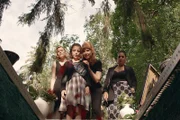 Von links: Franzi (Llewelyn Reichman, l.), Lena (Sarah Bauerett, 2.v.r.) und Elif (Jasmin Shakeri, r.) stehen zusammen mit Talisa (Filippa Moeller, 2.v.l.) am Grab ihres ehemaligen Klassenlehrers.