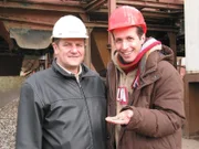 Willi (rechts) und Josef Winkelmeier vom Recyclingetrieb Thyssen Dück. Hier erfährt Willi, was mit dem Schrott passiert.