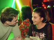 Frank Stettler (Frédéric A. Komp), der Arzu (Arzu Bazman) bereits aus der Sachsenklinik kennt, taucht zu Arzus Überraschung in der Karaoke Bar auf. Er ist nicht nur von Arzus Stimme fasziniert.