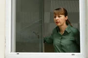 Vicky Adam (Katja Danowski) schaut Edwin und Günter hinterher.