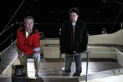 Während Robin und Marshall zum ersten Mal einen Abend miteinander verbringen und sich nicht viel zu sagen haben, unternimmt Ted (Josh Radnor, r.) mit Zoeys Ehemann (Kyle MacLachlan, l.) einen Segeltörn - mit ungeahnten Folgen ...