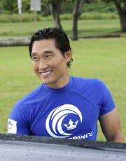 Erica Harris wird im Wald gefunden - im Nachthemd, dehydriert, unterkühlt. Sie kann sich an nichts erinnern und ihr Mann ist verschwunden. Chin (Daniel Dae Kim) und seine Kollegen beginnen sofort mit den Ermittlungen ...