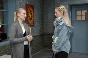 Julia (Jenny Bach, r.) erfährt von Isabelle (Ania Niedieck), dass ihre Verspätung sie die Chance auf das Solo bei der Zwischenprüfung kostet.
