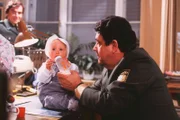 Moosgruber (Max Griesser) mit einem Baby. Weiteres Bildmaterial finden Sie unter www.br-foto.de