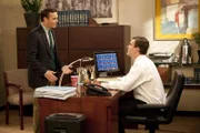 Marshall (Jason Segel, r.) feuert seinen Mitarbeiter Randy (Will Forte, l.), da er einen Fehler nach dem anderen macht. Randy ist insgeheim froh über die Kündigung, da er sich mit Hilfe der Abfindung endlich seinen Traum von einer eigenen kleinen Brauerei erfüllen kann ...