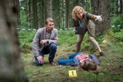 Fundort im Wald: Hauptkommissar Robert Winkler (Kai Scheve, l.) und Rechtsmedizinerin Charlotte von Sellin (Adina Vetter, r.) versuchen den Mord an Katja Hartmann (Odine Johne) aufzuklären.