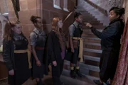 Mildred (Lydia Page) ist wieder ein Zauber misslungen, der hat ihr Aussehen verändert! Ihre Freundinnen - Maude (Megan Hughes, l.), Indigo (Kelsey Calladine-Smith, 2.v.l.) und Edith (Tamara Smart 2.v. r.) - wollen ihr helfen, ihr altes Aussehen wiederzuerlangen.