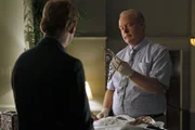 Tom (Christian Clemenson, re.) zeigt Horatio (David Caruso) die Mordwaffe: Suzanne Gramercy wurde mit einer Schönheitskönigin-Krone erstochen.
