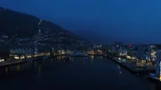 Die norwegische Stadt Bergen bei Nacht.