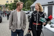 Kommissar Robert Winkler (Kai Scheve,l.) holt sich vor der Orchesterprobe bei Försterin Saskia Bergelt (Teresa Weißbach, r.) Rat. Im Hintergrund weitere Musiker (Komparsen).