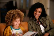 Nyla Harper (Mekia Cox, r.) bleibt über Nacht bei ihrer Tochter Lila (Carsyn Rose, l.), weil diese seit einiger Zeit Albträume hat.