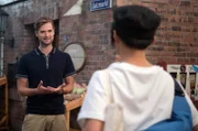 Simon (Thore Lüthje, l.) überrascht Ellen (Yun Huang, r.) mit der Bitte, ihm eine zweite Chance zu geben.