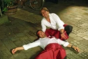 Francesco (Dieter Landuris, r.) ist entsetzt: Osteria-Besitzer Flavio (Antonio di Mauro, l.) wurde im Hinterhof seines Lokals erschossen.