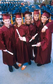 (v.l.n.r.) Oz (Seth Green), Willow (Alyson Hannigan), Buffy (Sarah Michelle Gellar), Xander (Nicholas Brendon) und Cordelia (Charisma Carpenter) sind glücklich, die Schule abgeschlossen zu haben.