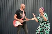 Alex spielt Gitarre, Gesine singt dazu.