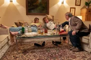 Günter (Wolfgang Winkler, r.) taucht überraschend beim „Mädelsabend“ auf. Tina (Isabelle Barth, l.) und Heidrun (Verena Plangger, M.) haben sich ordentlich betrunken.