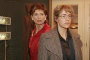 Lisa (Alexandra Neldel, r.) ist von Sophies (Gabrielle Scharnitzky, l.) Boshaftigkeit geschockt. - (Dieses Foto von Alexandra Neldel darf nur in Zusammenhang mit der Berichterstattung über die Serie "Verliebt in Berlin" veröffentlicht und verbreitet werden.)