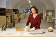 Historikerin Katrin Unterreiner begutachtet Objekte aus dem Besitz Franz Josephs während ServusTV's "Heimatleuchten - Frau Kaiserin und das Erbe der Habsburger"