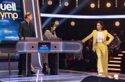 Moderatorin Esther Sedlaczek (r.) mit den Kandidat:innen des Teams "Der Alte": Schauspieler Thomas Heinze (l.) und Schauspielerin Stephanie Stumph (2.v.l.).