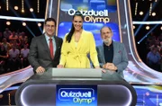 Die neue ARD-Quizmasterin Esther Sedlaczek (M.) präsentiert diesen Freitag zum ersten Mal „Quizduell-Olymp“. Bei ihrer Premiere geht sie direkt mit einer Champions-League reifen Besetzung an den Start – den vielleicht schwersten Gegnern aller Zeiten für den Olymp?