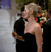 Auf einem Empfang im Naturkundemuseum von New York trifft Ted zu seiner großen Überraschung auf die Aktivistin Zoey (Jennifer Morrison) wieder und lernt eine ganz neue Seite von ihr kennen ...