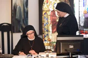 Im Mutterhaus ist die Stimmung gedrückt: Schwester Hildegard (Andrea Sihler, l.) hat eine Schreibblockade. Oberin Theodora (Nina Hoger, r.) weiß auch keinen Rat.