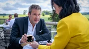 Auch Christoph (Dieter Bach, l.) möchte Alexandra ein Geschenk machen und bekommt Beratung von Sophia (Krista Birkner, r.).