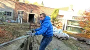 Trödelprofi Otto Schulte ist geschockt von der Größe der alten Betonfabrik: Mehrere große, staubige und teilweise schon einsturzgefährdete Hallen voller Maschinen, Schrott, Autoteilen und ein alter, riesenhafter Betonsilo warten darauf, von Otto geleert zu werden...