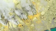 In einer Schwefelmine im Krater des Kawah Ijen arbeiten die Menschen trotz großer Hitze und giftiger Gase.