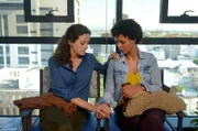 Filipa (Anja Knauer) sorgt sich um ihre Freundin Emi (Dennenesch Zoudé).