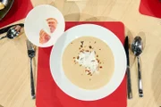Gericht: Maronencreme-Suppe mit Apfel-Schaum und Pancetta- Chip von Susanne Wagner-Zomotor.