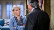 Helene (Sabine Werner, l.) ist überrumpelt, als Günther (Johann Schuler, r.) gesteht, dass er sich in sie verliebt hat.