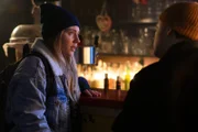 Laura Godlinski (Elisa Schlott) und Sascha Kirsch (Anselm Bresgott) treffen sich in der Kneipe, um ihre Flucht zu planen.