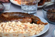 Gegrillte Botifara mit Bohnen - der Klassiker der Garrotxa
