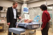 Um den Fall eines erkrankten Organspenders abzuschließen, wird House (Hugh Laurie, l.) aus dem Gefängnis entlassen. Prompt muss er mit der schüchternen Dr. Park (Charlyne Yi, r.) zusammenarbeiten ...