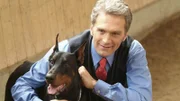 Endlich hat Schmidt (Walter Sittler) gefunden, wonach er sich schon lange gesehnt hat: Ein Partner, der ihm bedingungslos folgt, nie Widerworte gibt und ihm immer treu ergeben ist. Es handelt sich um den Dobermann Cäsar von Adelmann...
