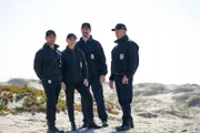 L-R: NCIS Special Agent Nicholas "Nick" Torres (Wilmer Valderrama), NCIS Special Agent Eleanor "Ellie" Bishop (Emily Wickersham), NCIS Special Agent Timothy McGee (Sean Murray) und Leroy Jethro Gibbs (Mark Harmon)