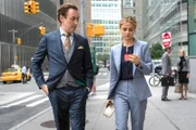 Können Dr. Dylan Reinhart (Alan Cumming, l.) und Detective Lizzie Needham (Bojana Novakovic, r.) den Angriff auf die muslimische Leiterin des Jugendzentrums aufklären?