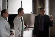 Ein winziges Stück Plastik soll laut Brian Zeller (Aaron Abrams, M.) und Jimmy Price (Scott Thompson, l.) beweisen, dass Georgia Madchen nicht Selbstmord begangen hat? Jack Crawford (Laurence Fishburne, r.) bleibt skeptisch ...