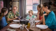 Die komplette Familie Grevemeyer (v.l.n.r.): Nele (Ronja Levis), Sebastian (Kai Lentrodt), Levin (Moritz Pauli), Imke (Lena Münchow) und Krissi (Silja von Kriegstein).